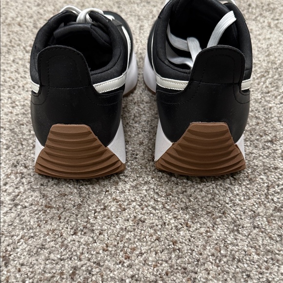 Dolce Vita Sneakers - Picture 3 of 4